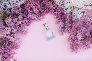 Spa ve aromaterapi, kopya alanı için metin için arka plan üzerinde cam kavanoz ve leylak çiçekler. Aroma bahar kavramı