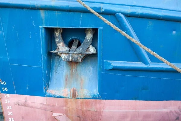 Vista Angolo Basso Della Prua Una Nave Cisterna Rossa Ancorata — Foto Stock