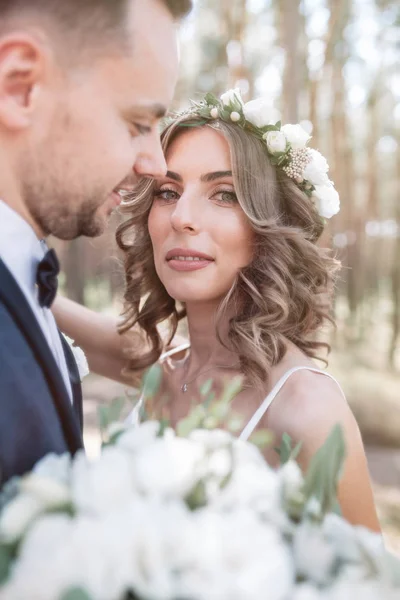 Sonnenschein Portrait Von Glücklichen Braut Und Bräutigam Freien Der Natur — Stockfoto