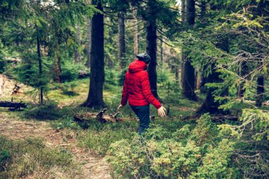 Macera, ayakta rahat kıyafetler seyahat, turizm, özgürlük kavramı içinde genç kadın arkadan görünüş.