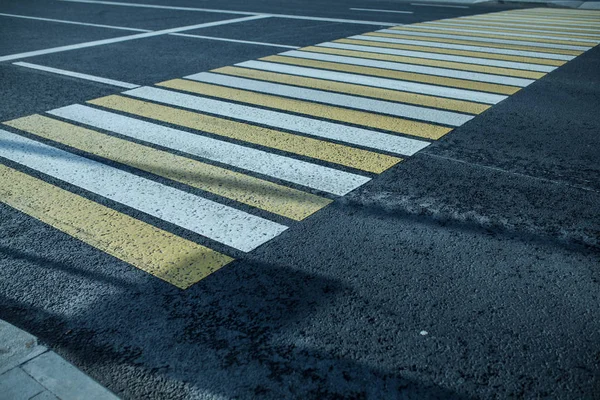 Nieuwe Witte Gele Voetgangers Hebben Stad Zebrapad — Stockfoto