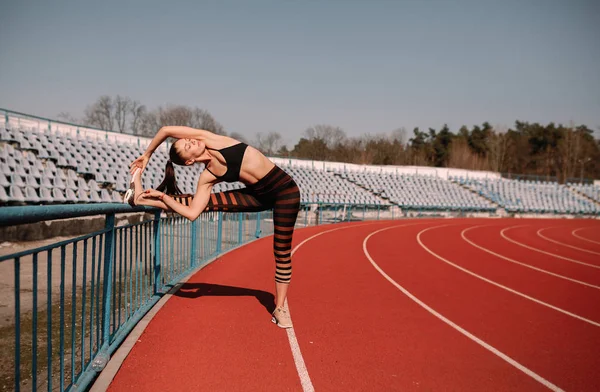 Deporte Mujer Fitness Estiramiento Estadio Deporte Chica Rubia Estirando Los — Foto de Stock