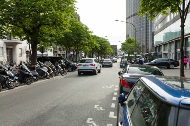 motosiklet ve mopedler sokak Park gün güneşli yaz Paris Fransa olabilir 2018.