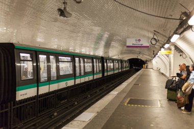 Paris, Fransa Paris Metro Montrouge istasyonu iç Mayıs 2018. Moskova sonra Avrupa'nın ikinci en işlek metro sistemi olduğunu