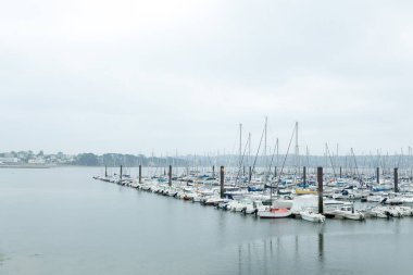Brest, Fransa 28 Mayıs 2018 açık panoramik birçok küçük tekneler ve yatlar sete Marina limanında hizalı. Sakin su ve mavi bulutlu gökyüzü