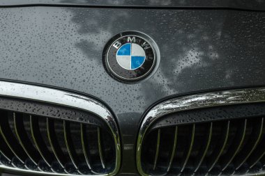 Crozon, Fransa - 29 Mayıs 2018: Bmw motor şirketi rozet siyah bir araba önden. Bir Alman otomobil, motosiklet ve 1916 yılında kurulan şirket üretim motor BMW olduğunu.