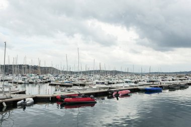 Morgat, Fransa 29 Mayıs 2018 açık panoramik birçok küçük tekneler ve yatlar sete Marina limanında hizalı. Sakin su ve mavi bulutlu gökyüzü