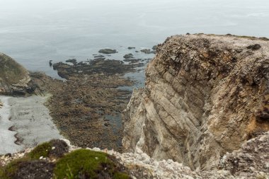 Yaz Atlantik kayalık sahil uçurumun kıyısında ve okyanus sörf dalgalar üzerinde büyük taşlı kaya düşmesi görüntüleyin. Crozon, Fransa görünümü Memorial deniz Havacılık keçi, Cape May 2018 yakınındaki