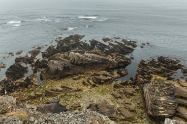 Yaz Atlantik kayalık sahil uçurumun kıyısında ve okyanus sörf dalgalar üzerinde büyük taşlı kaya düşmesi görüntüleyin. Crozon, Fransa görünümü Memorial deniz Havacılık keçi, Cape May 2018 yakınındaki