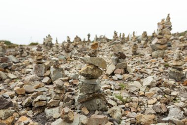 Taşlar bir diğer yığılmış. Instalation yakınındaki Memorial deniz Havacılık Cape keçi, Fransa.