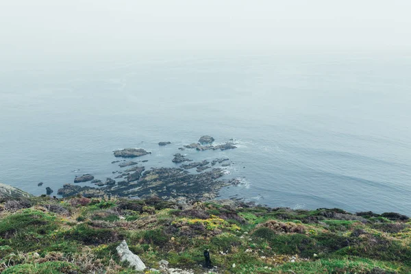 Zomer Atlantische Rotskust Bekijk Grote Steenachtige Steenslagbeschermkap Afgrond Kust Oceaan — Stockfoto