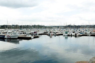 Morgat, Fransa 29 Mayıs 2018 açık panoramik birçok küçük tekneler ve yatlar sete Marina limanında hizalı. Sakin su ve mavi bulutlu gökyüzü