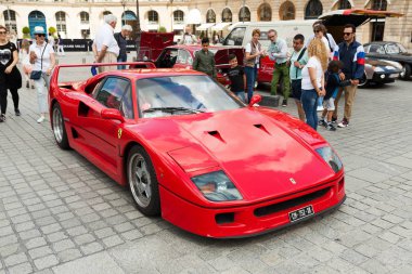 Paris, Fransa, 02 Haziran 2018 Klasik vintage kırmızı Ferrari sürücüsü Paris sokaklarında bir sergi retro otomobil direksiyonuna.