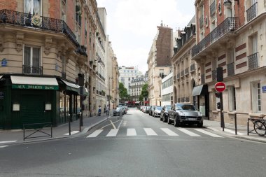 motosiklet ve mopedler sokak Park gün güneşli yaz Paris Fransa olabilir 2018.