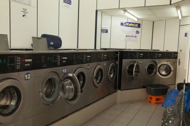 Paris, Fransa, 02 Haziran 2018 çamaşır makinesinde yerel self servis çamaşırhane.