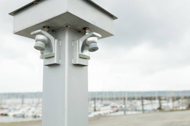 deniz kıyısı ve mavi gökyüzü arka plan üzerinde Su damlacıkları ile duş başlığı.