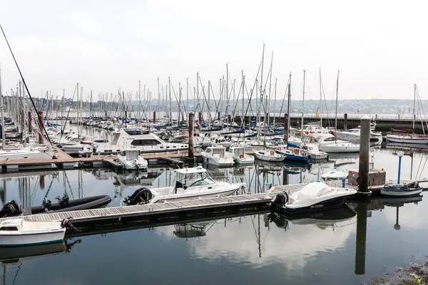 Brest, Fransa 28 Mayıs 2018 açık panoramik birçok küçük tekneler ve yatlar sete Marina limanında hizalı. Sakin su ve mavi bulutlu gökyüzü