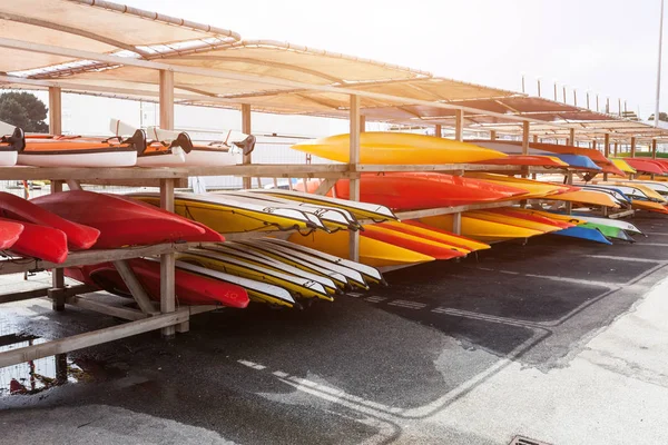 Luz Del Sol Kayaks Rojos Amarillos Blancos Colocados Boca Abajo — Foto de Stock