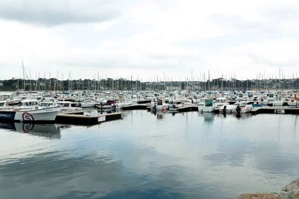 Morgat, Fransa 29 Mayıs 2018 açık panoramik birçok küçük tekneler ve yatlar sete Marina limanında hizalı. Sakin su ve mavi bulutlu gökyüzü