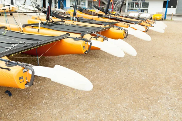 Morgat Francia Mayo 2018 Almacenamiento Catamaranes Sin Velas Estacionado Playa — Foto de Stock