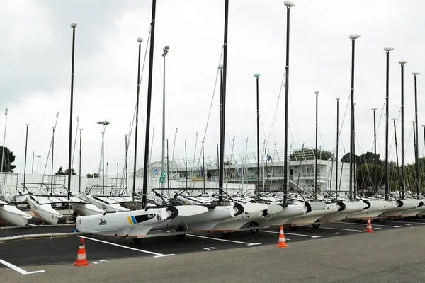 Morgat Francia Mayo 2018 Almacenamiento Catamaranes Sin Velas Estacionado Playa — Foto de Stock