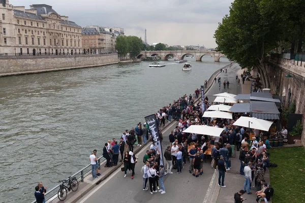 Parigi Francia Giugno 2018 Compagno Giovani Beve Mangia Sulle Rive — Foto Stock