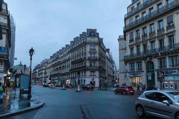 2018年6月01日 巴黎街景与传统的法国建筑门面下夏季晚上的太阳光线 巴黎大道日落 — 图库照片
