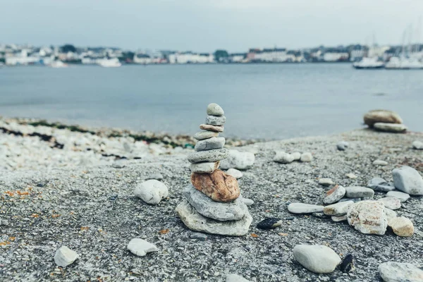 Stones Pyramid Pebble Beach Symbolizing Stability Zen Harmony Balance Shallow — Stock Photo, Image