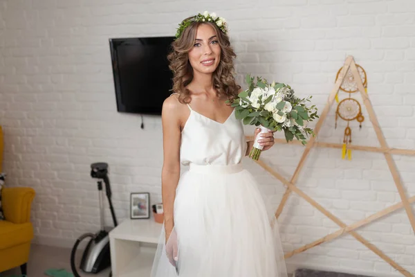 Bride Beautiful Wedding Dress Long Curly Hair Stands Bedroom Looks — Stock Photo, Image