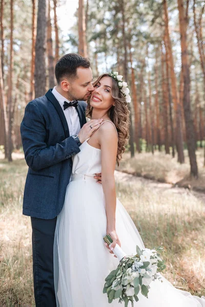 Noiva Noivo Dia Casamento Andando Livre Natureza Verão Casal Nupcial — Fotografia de Stock