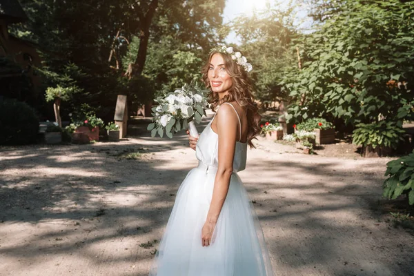 Eine Niedliche Lockige Frau Einem Weißen Brautkleid Mit Einem Brautstrauß — Stockfoto