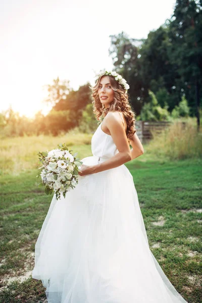 Cute Curly Woman White Wedding Dress Wedding Bouquet Wreath Her — Stock Photo, Image