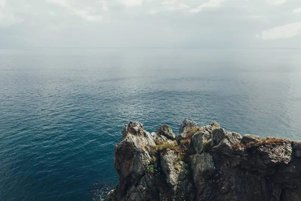 Гострі скелі нависають над океану, драматичні морських фону — стокове фото