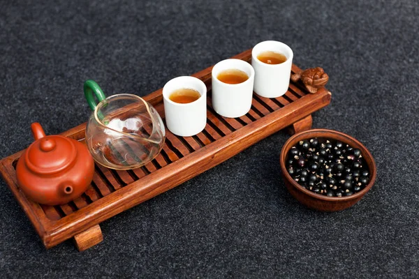 Traditional Chinese tea ceremony with black currant, fruit tea and healthy food. Photo without people. Summer natural vitamins and berries — Stock Photo, Image