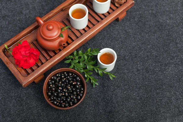 Traditionella kinesiska teceremonin med svarta vinbär, frukt te och hälsosam mat. Foto utan människor. Sommaren naturliga vitaminer och bär — Stockfoto