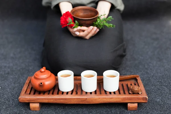 Tisane dans une assiette en céramique aux mains des femmes. Le concept de traitement non traditionnel du rhume. Grippe. Manger sainement et vitamines — Photo