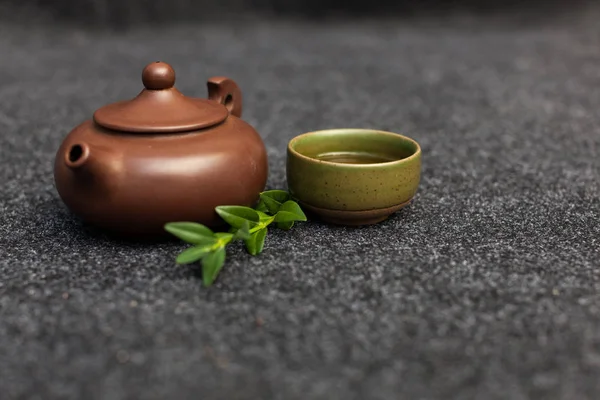 Traditional tea ceremony accessories Chinese clay teapot with green and puer tea — Stock Photo, Image