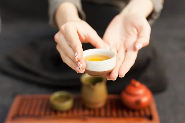 A girl in a gray linen shirt arranges a royal ceremony, classical accessories for a tea ceremony. Concept of healthy food and traditional drinks — Stock Photo, Image