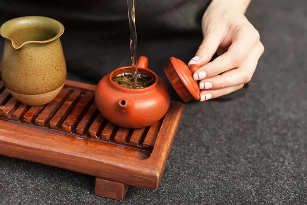 Thé aux herbes. Accessoires traditionnels pour une cérémonie du thé. Boissons alimentaires saines et vitamines — Photo