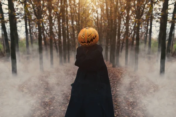 Ritratto di una spaventosa Jack-lanterna con una zucca in testa. Leggenda di Halloween . — Foto Stock
