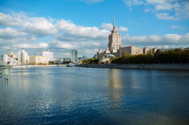Moskova Nehri hotel Radisson görünümü ve nehir gemisi