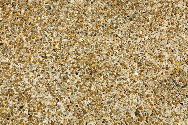 Pebble carrelage de sol en pierre fond sans couture. Ciment mixte gravier galets pierre texture de plancher. Sol en pierre de galets rond humide dans un éclairage dramatique . — Photo