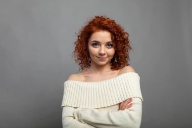 Genç kıvırcık saçlı Kızıl saçlı kız portre Studio sıcak sonbahar giysileri