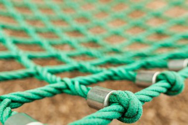 İp mesh bulanık arka plan ile. Bu yeşil ip kafes içinde bir bahçesi var. Bu yepyeni bir ip örgü değil ama eski ve bozulmaya.