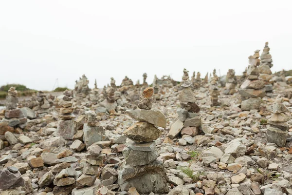 Des pierres empilées l'une sur l'autre. Instalation près du Mémorial de l'aviation navale Cap de la Chèvre, France — Photo