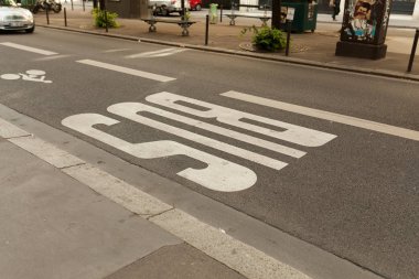 Paris, Fransa 02 Haziran, 2018: otobüs işaret üstünde belgili tanımlık yol