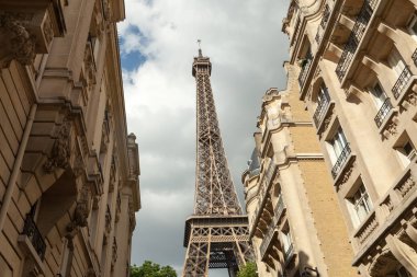 Paris, Fransa, 02 Haziran 2018 küçük paris Caddesi üzerinde ünlü paris eifel manzaralı kule biraz güneş ışığı ile bulutlu yaz gününde.