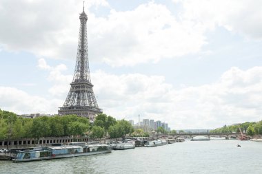 Paris, Fransa - 02 Haziran 2018: görünüm Eyfel Kulesi ve Paris, Fransa'da Siene Nehri.