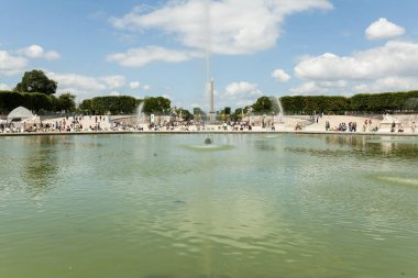 Paris, Fransa - 02 Haziran 2018: yerel ve turistik zevk ilk güneşli gün ünlü Tuileries bahçesinde. Jardin des Tuileries Louvre Müzesi ve Place de la Concorde arasında yer alan bir kamu bahçe olduğunu.