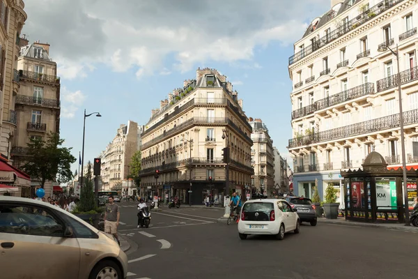 Париж, Франція 02 червня 2018 вулиці центрального району на Париж в літній період. Перехожі і туристів з камер прогулятися містом. — стокове фото